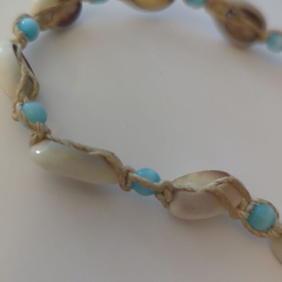 Vintage puka shell and blue beaded necklace - Picture 7 of 9